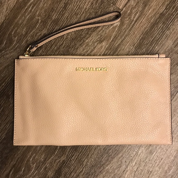 Michael Kors Handbags - Michael Kors wristlet